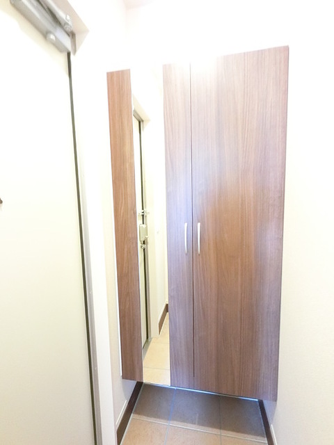 玄関　広めのＢｏｘは収納力ばっちり。トールタイプのミラーついてます
