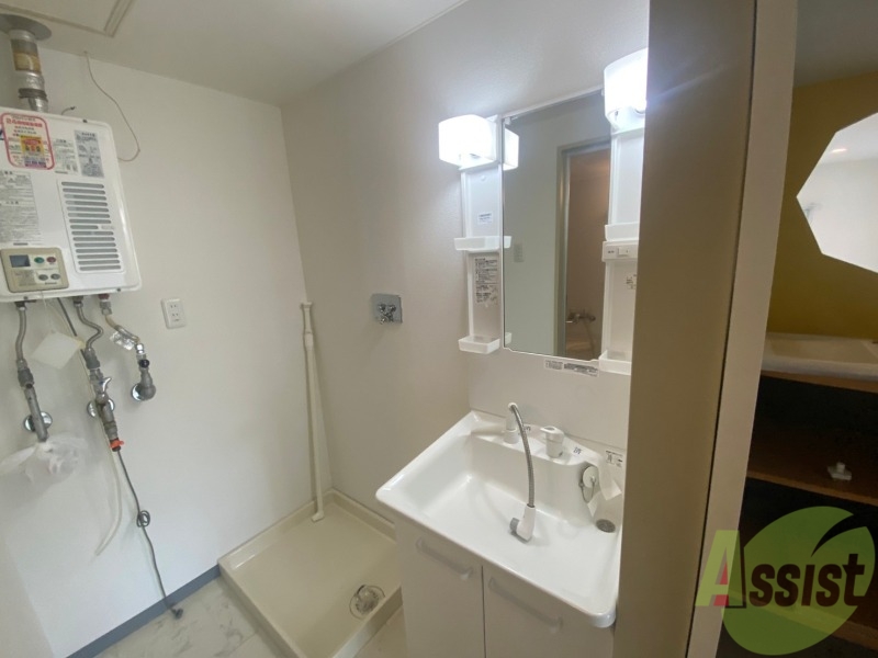 洗面設備　シャンプードレッサー。身支度はここでばっちりですね。