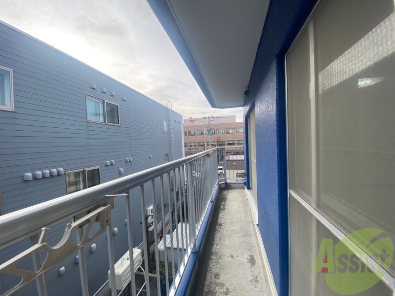 バルコニー　バルコニー。洗濯物がはかどりそうな広さがありますよ。