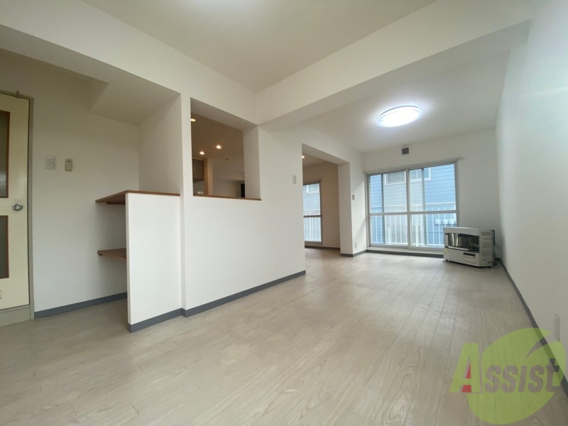 居室・リビング　リビングです。白を基調としていてお部屋全体が明るいですね！