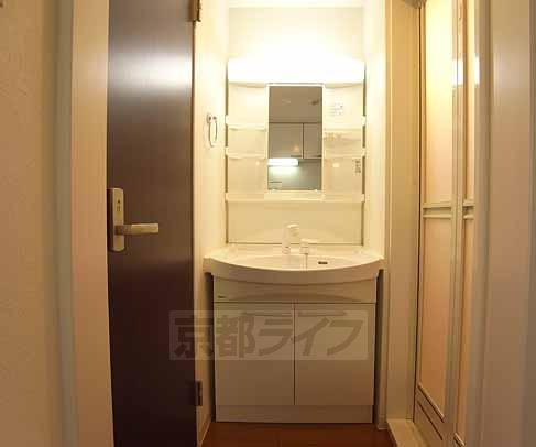 洗面設備　シャンプードレッサ付きの独立洗面台です。