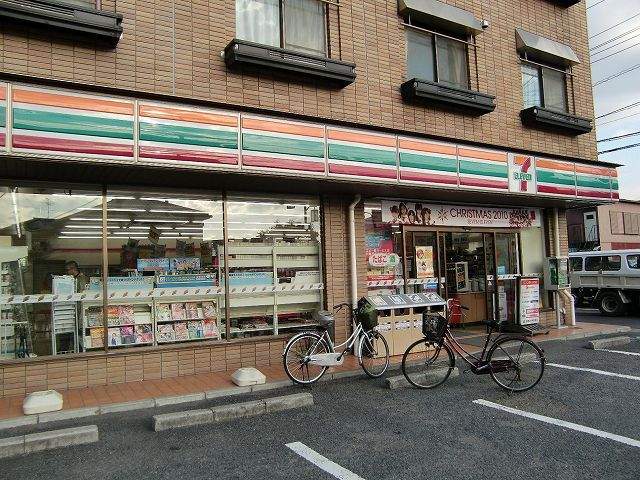 コンビニ　セブンイレブン（コンビニ）まで880m