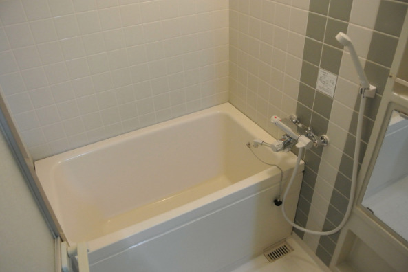 バス・シャワールーム　コンパクトで使いやすいお風呂です