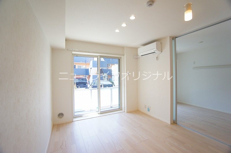 居室・リビング　対面キッチンのあるリビングで、会話が弾みそうです♪