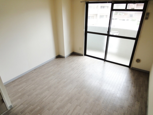 居室・リビング　同物件別号室