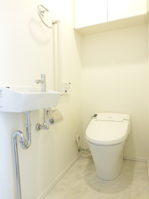 トイレ　落ち着いた色調のトイレです