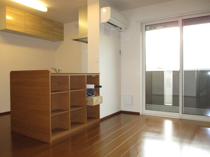 居室・リビング　※同物件・反転タイプの写真です。