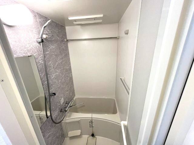 バス・シャワールーム　写真は他部屋の反転間取りとなっております。