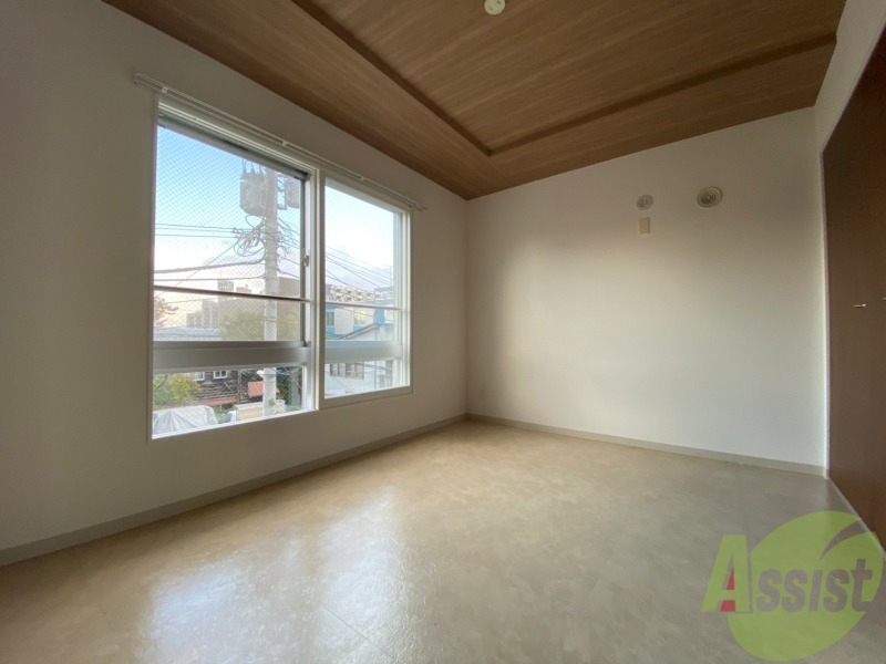 その他部屋・スペース　寝室はこちらです。光が差し込む、温かみのあるお部屋です。