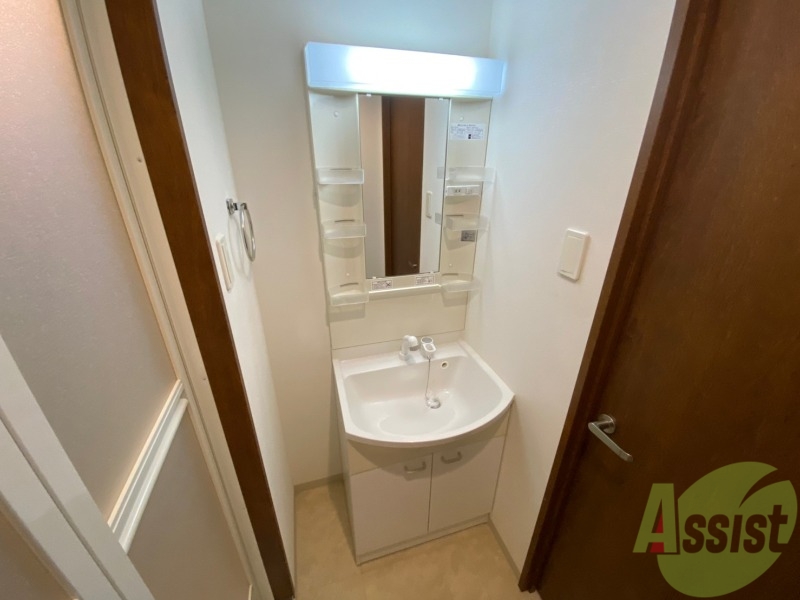 洗面設備　大きくて使いやすそうな独立洗面台になっています。