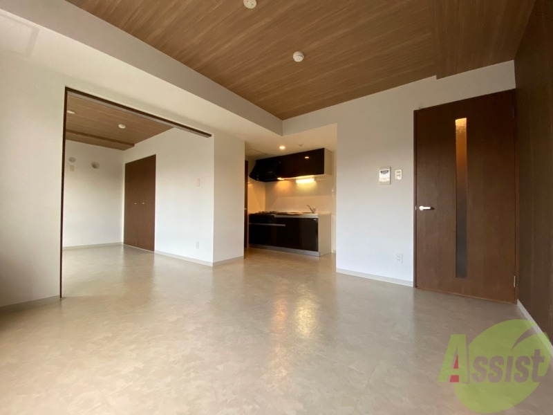 居室・リビング　リビングは白を基調としていて明るい印象ですね！