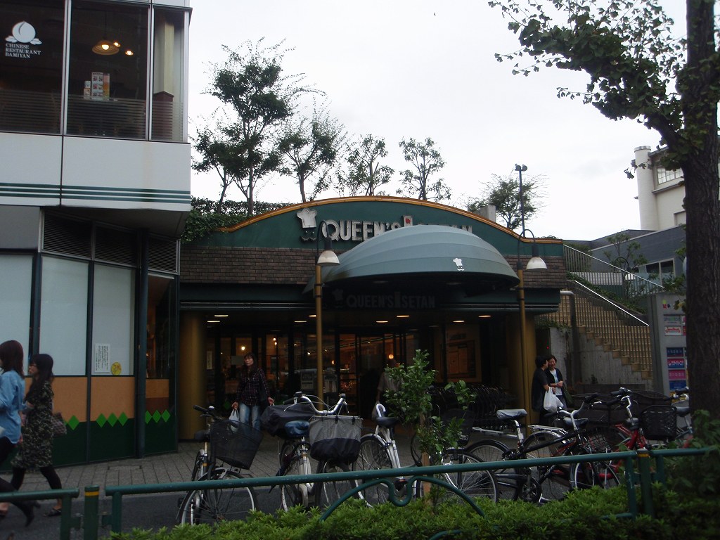 スーパー　クイーンズ伊勢丹　小石川店（スーパー）まで712m