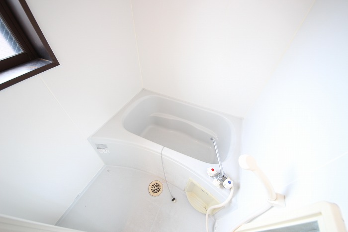 バス・シャワールーム　浴室に窓があるので非常に明るいです