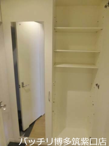 玄関　別号室タイプの為、現状を優先します