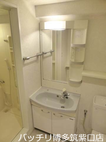 洗面設備　別号室タイプの為、現状を優先します