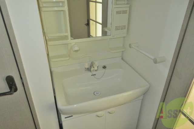 洗面設備　独立洗面台です。朝の身支度が楽しくなりそうですね。