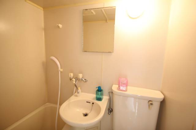 洗面設備　鏡付きで便利です。（イメージ写真）