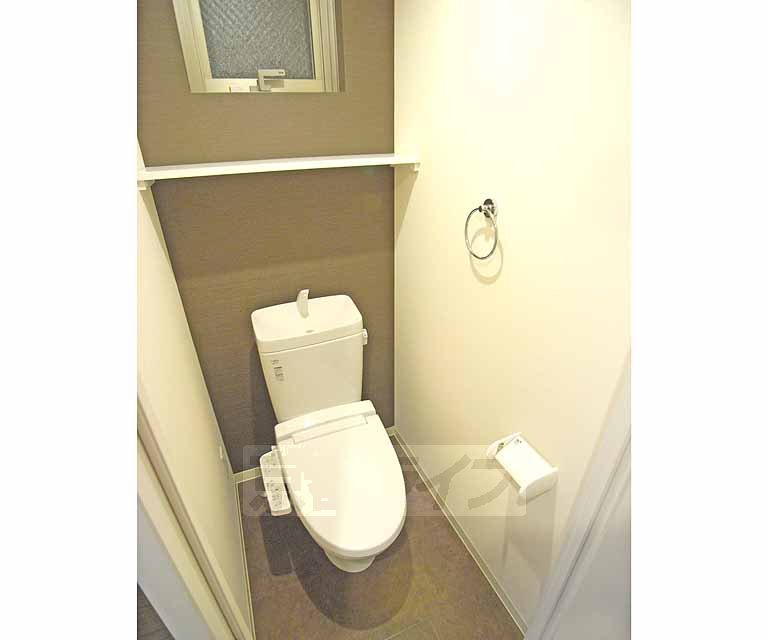 トイレ　便利な物置があります。