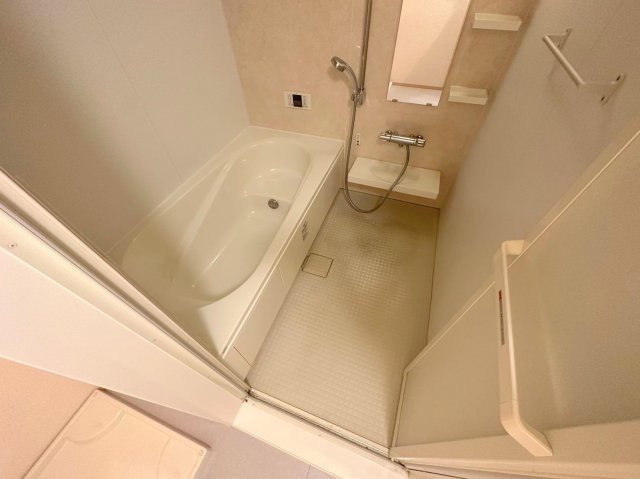 バス・シャワールーム　広めのお風呂は一日の疲れを癒してくれます。