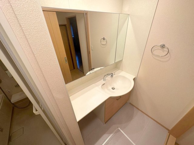 洗面設備　人気の独立洗面所にはうれしいシャンプードレッサーが付いてます