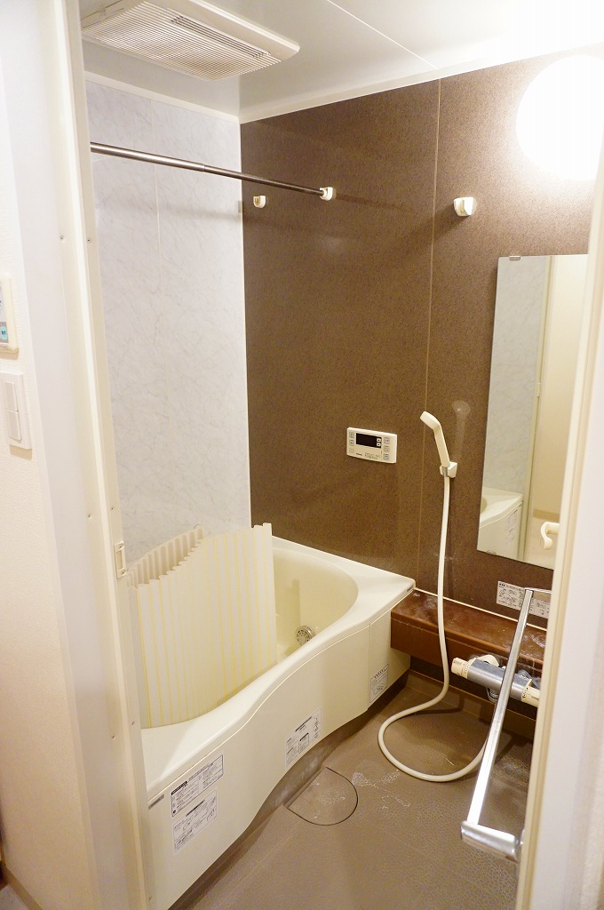 バス・シャワールーム　追い焚き機能付きバス