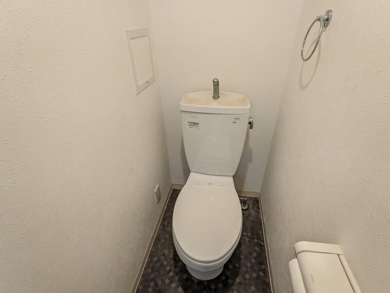 トイレ　同物件別部屋写真