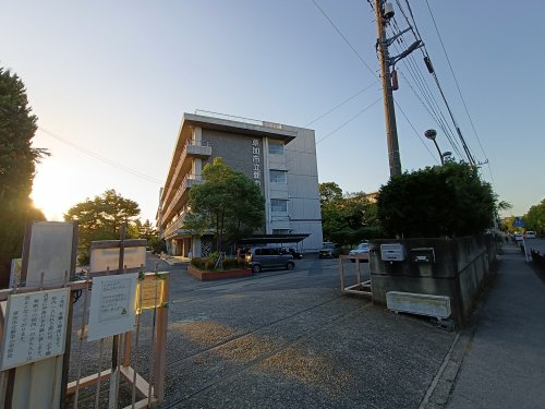 小学校　草加市立新栄小学校（小学校）まで858m