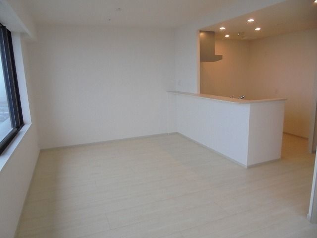 居室・リビング　【リビングダイニング】リビングダイニングキッチン約１６．６畳