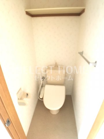 トイレ　落ち着いた色調のトイレです