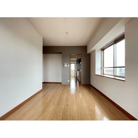 居室・リビング　日差しが差し込む明るいリビング