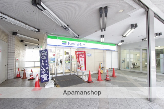 コンビニ　ファミリーマート（コンビニ）まで461m