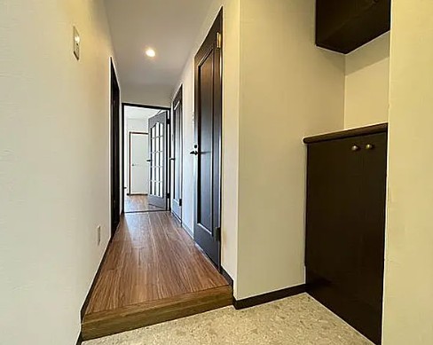 玄関　写真は同タイプ住居です。