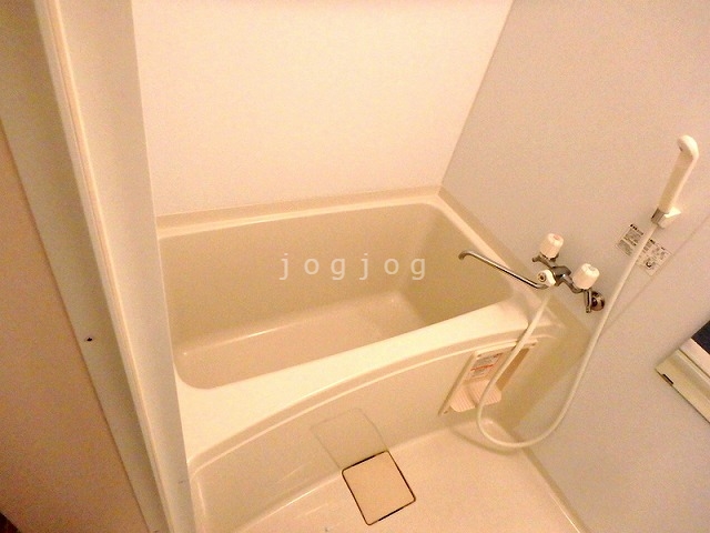 バス・シャワールーム　浴槽部分にはボトルを収納可能です。