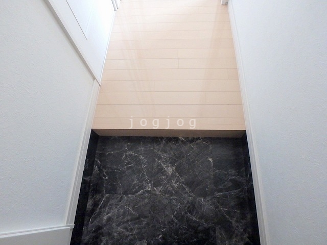 玄関　玄関左手には高さのある下駄箱を完備しています。