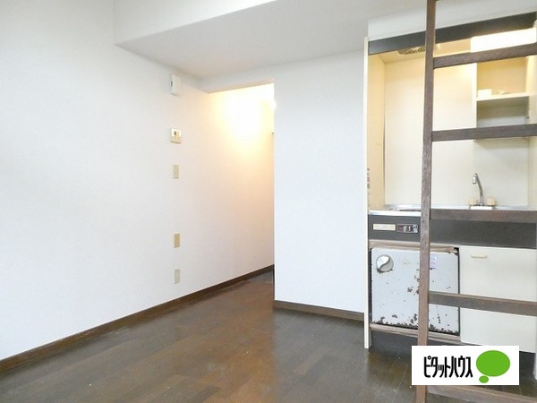 居室・リビング　同物件別室写真