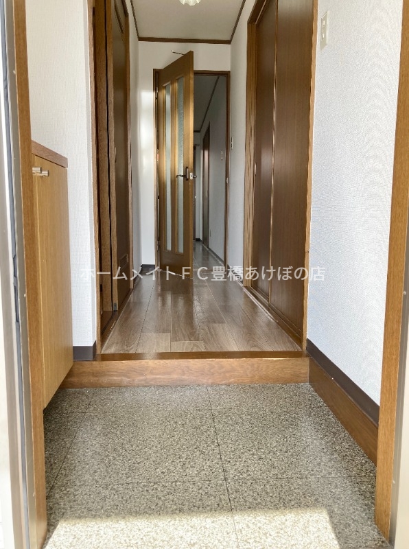 玄関　同型別部屋写真（反転）