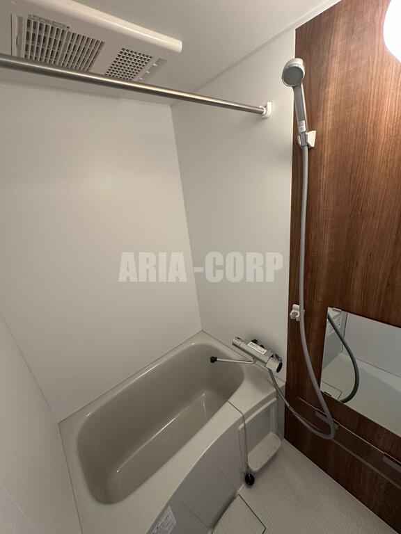 バス・シャワールーム　浴室乾燥機付き。カラーパネル採用でお洒落なバスルームです。