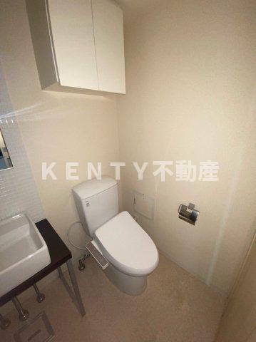 トイレ　落ち着いた色調のトイレです