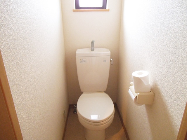トイレ　窓付きのトイレで換気も楽々