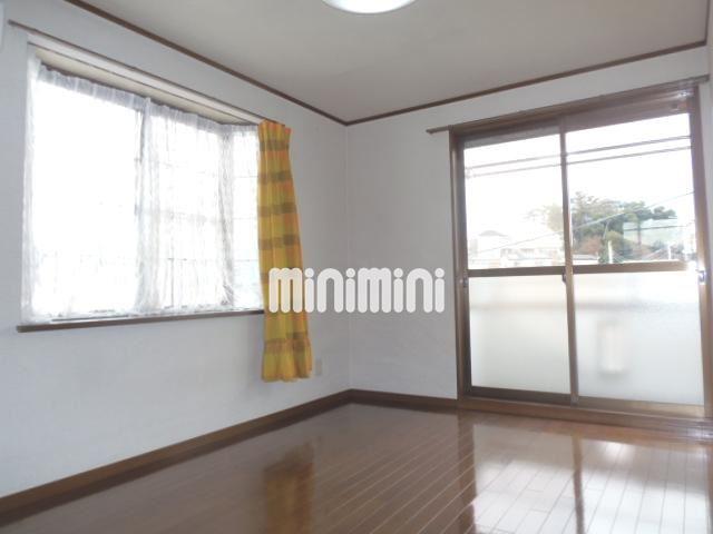 眺望　洋室のお部屋です。出窓もございます。