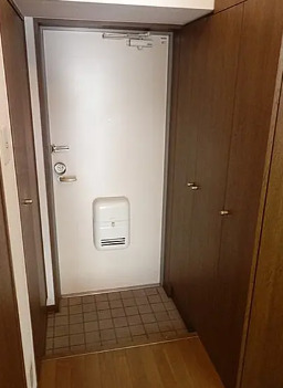 玄関　別部屋の画像を使用しております。