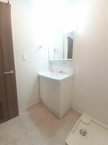 洗面設備　明るい洗面所です