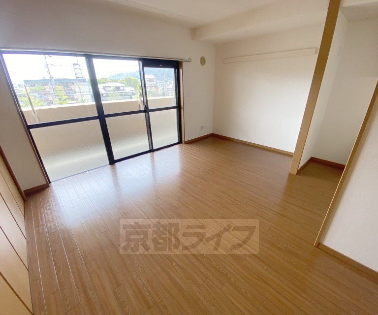居室・リビング　落ち着いた雰囲気のお部屋です