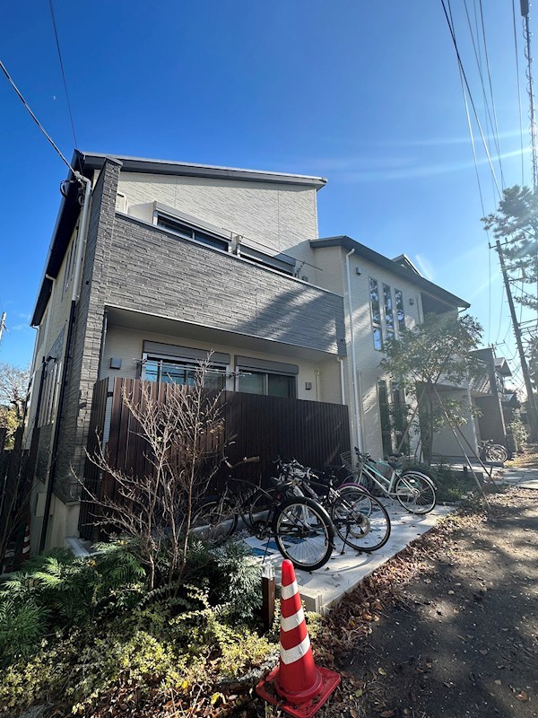 建物外観　住まいの安全を守るオートロック・防犯カメラ設置。安心感のある