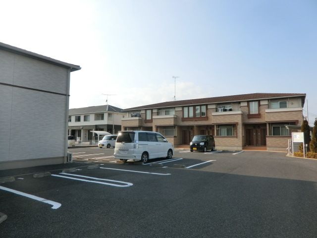 駐車場　広々とした敷地内駐車場
