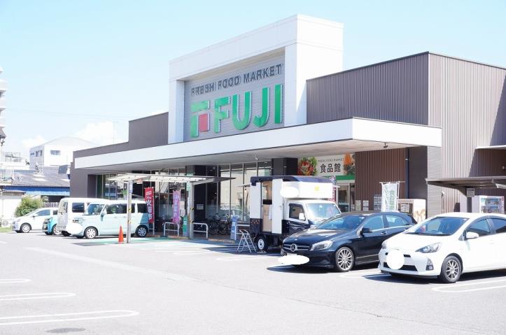 スーパー　フジ立花店（スーパー）まで688m