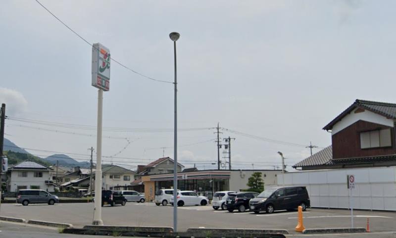 コンビニ　セブンイレブン（コンビニ）まで1581m