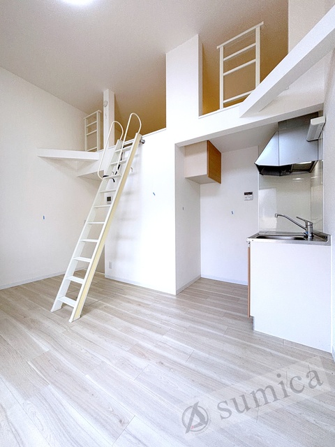 その他設備　内装は白を基調として建具とキッチンがグッと映えてます