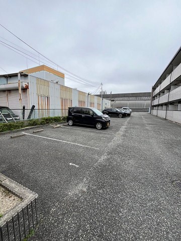 駐車場　おしゃれな外観です