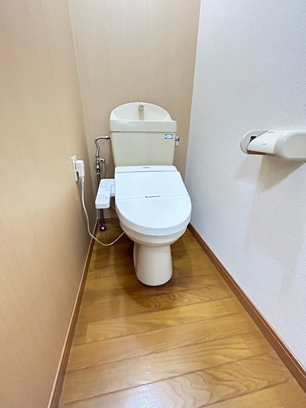トイレ　落ち着いた色調のトイレです